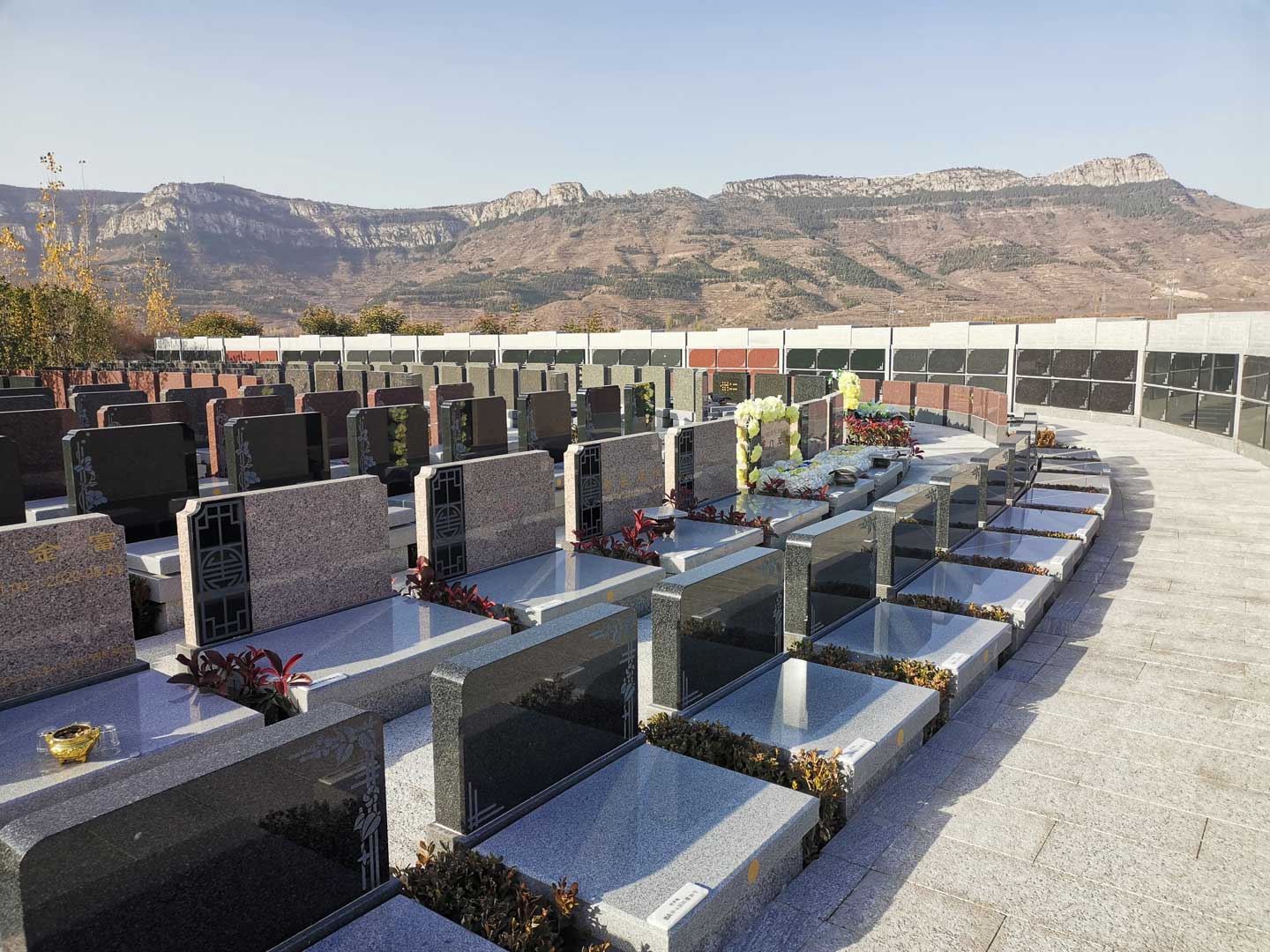 墓地管理费是墓地为墓地维护、绿化管理等支出的费用，包括墓碑地基的翻新、墓碑上照片的维护、墓地绿化修剪的人工费、浇水和灌溉，以及卫生管理。购买墓地会产生管理费，需要按照规定缴纳墓地管理费。 公墓管理收费周期标准和管理规定如何？济南墓地管理费