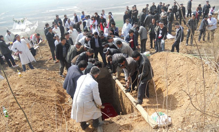 不同墓地的骨灰盒摆放方式