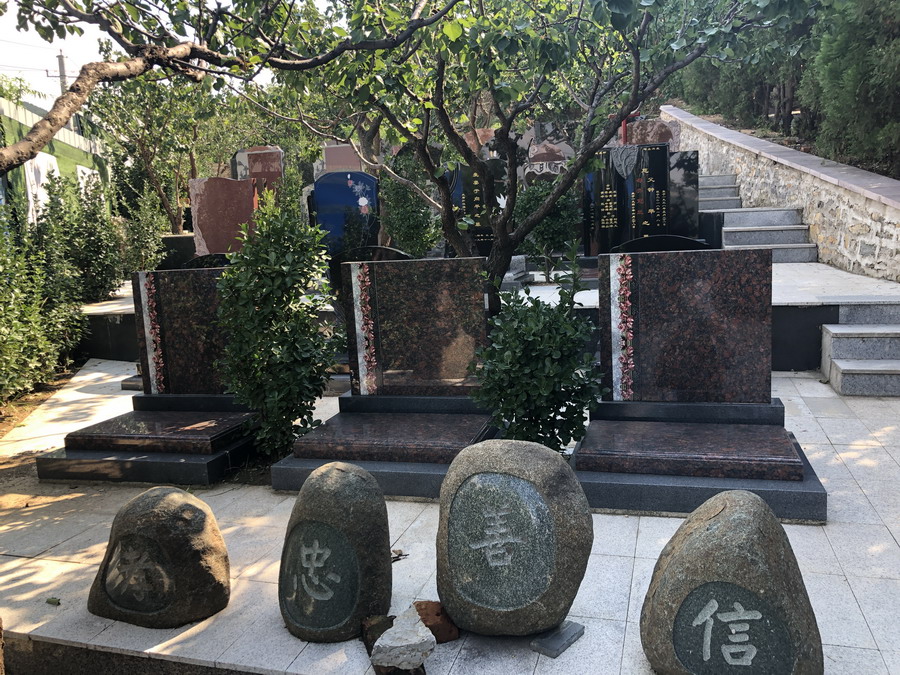 济南公墓选择中间的位置怎么样？还是两边位置好呢？