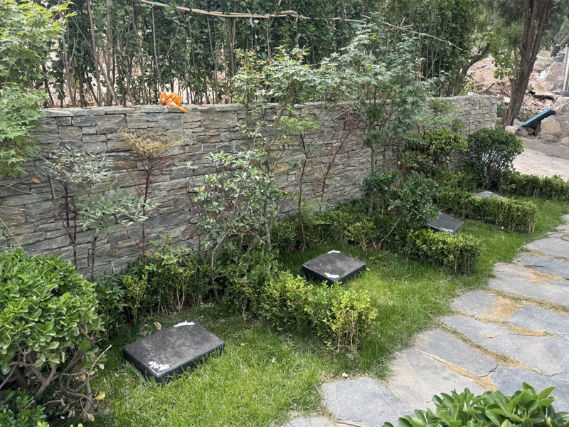 济南多子山生命文化公墓的生态卧碑 济南多子山生命文化公墓的生态卧碑