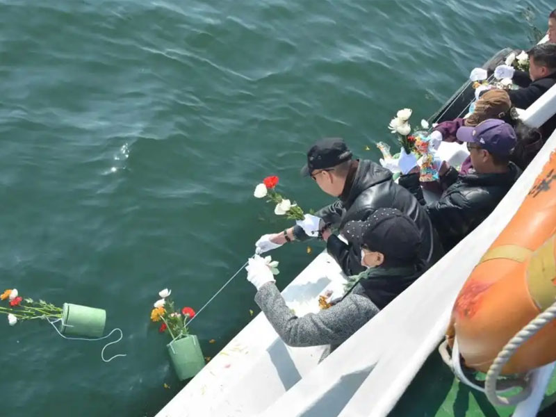 考虑公益免费海葬和自费海葬的选择