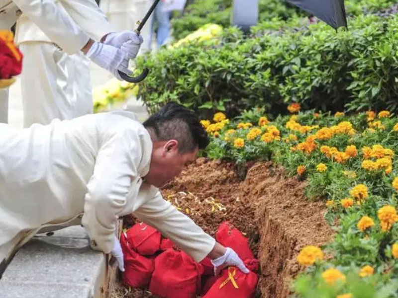 骨灰盒的下葬过程 骨灰盒的下葬过程