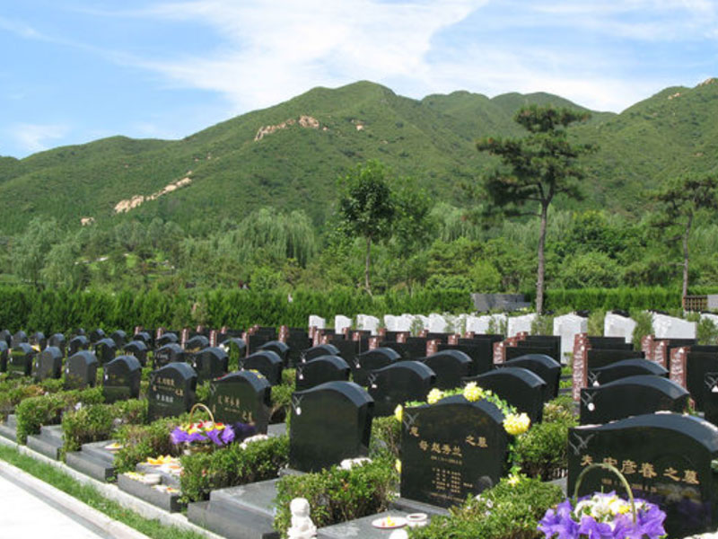 依山傍水的墓地