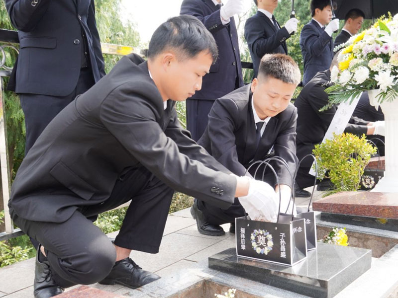 安葬仪式的流程