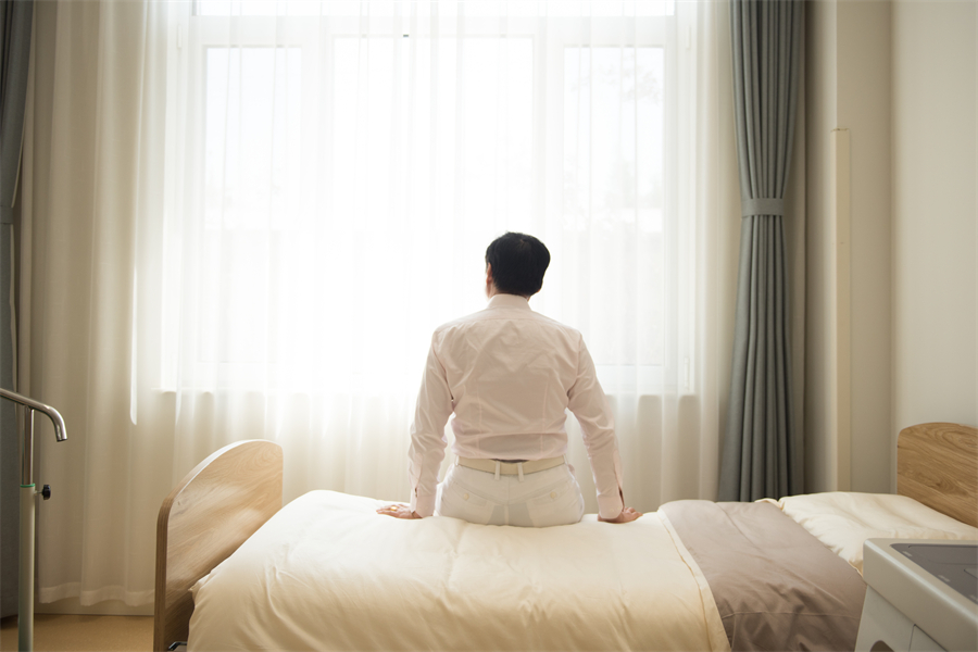 当老人在家中去世,子女应如何处理