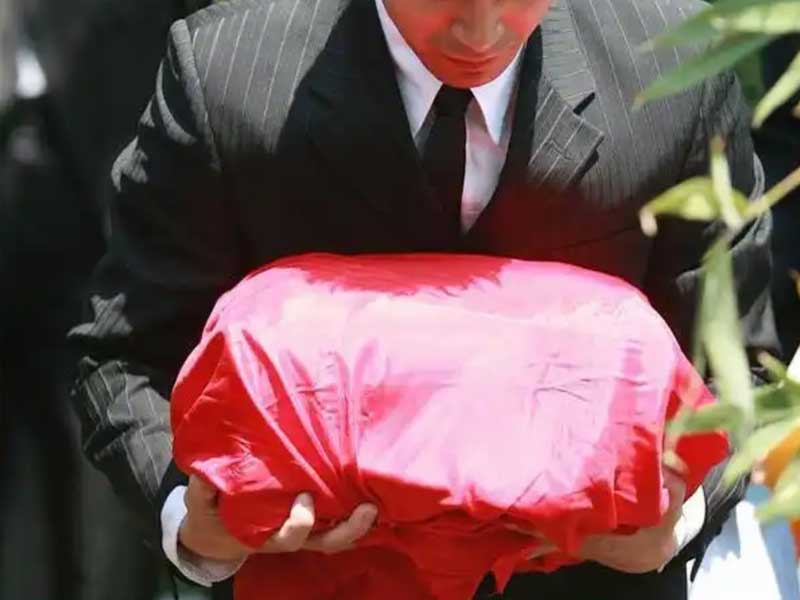 抱骨灰盒的姿势与包裹方式