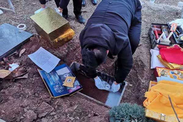 骨灰下葬放什么随葬品 骨灰下葬放什么随葬品