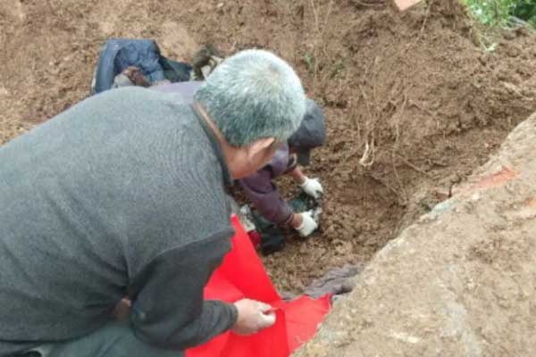 下葬时绝对不能放的物品 下葬时绝对不能放的物品