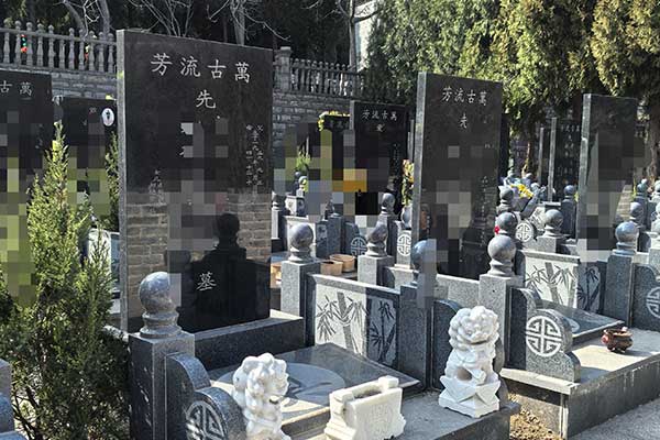 传统立碑
