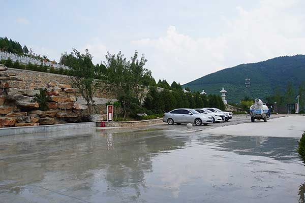 官山陵园停车场